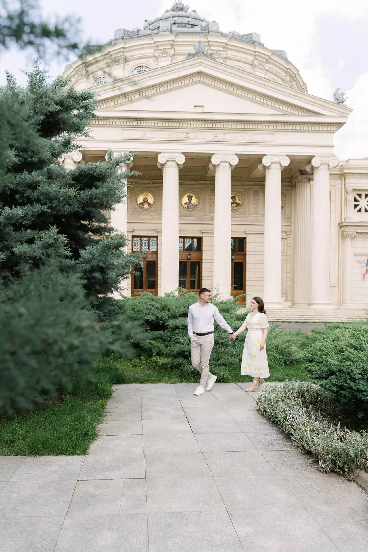 Fotografie profesională Save the Date realizată la Ateneul Român, București – momente romantice și elegante surprinse în decorul iconic al Ateneului.